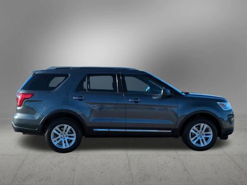 Used 2018 Ford Explorer XLT image 7