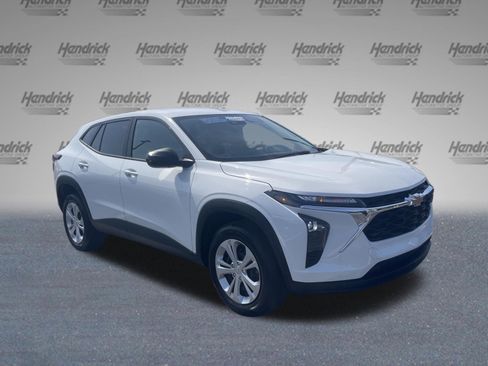 Used 2024 Chevrolet Trax LS FWD image 2