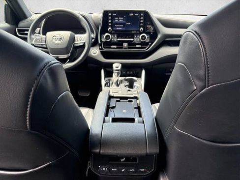 Used 2021 Toyota Highlander XSE FWD image 17