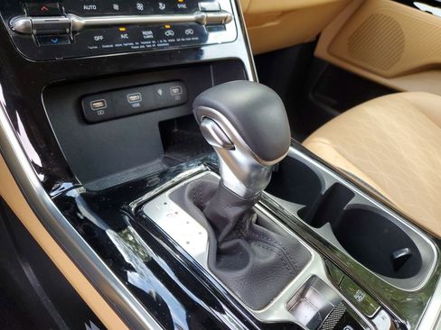 Used 2022 Kia Carnival EX FWD image 29