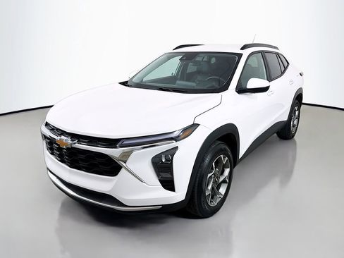 Used 2025 Chevrolet Trax LT w/ LT Convenience Package FWD image 3