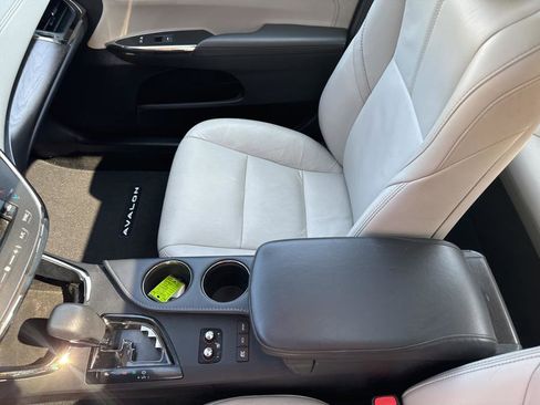 Used 2018 Toyota Avalon XLE Premium image 17