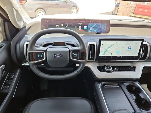 Used 2025 Ford Expedition Active image 8