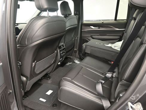 New 2025 Jeep Grand Cherokee Limited w/ Luxury Tech Group II image 18