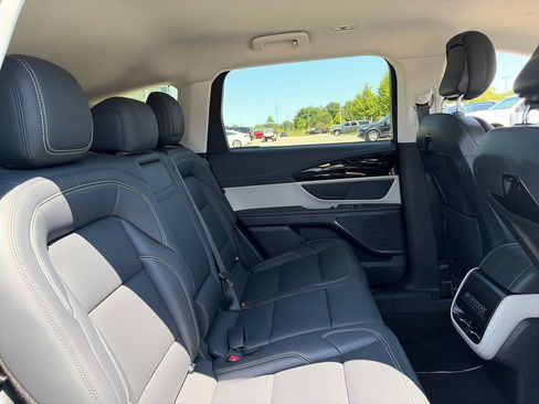 Used 2025 Lincoln Nautilus Premier AWD/4WD image 31