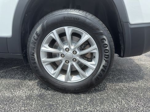 Used 2019 Jeep Cherokee Latitude w/ Popular Appearance Group AWD/4WD image 23