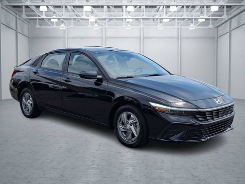 Certified 2025 Hyundai Elantra SE w/ Cargo Package FWD image 3