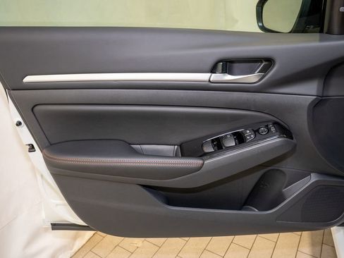 New 2025 Nissan Altima 2.5 SR image 13