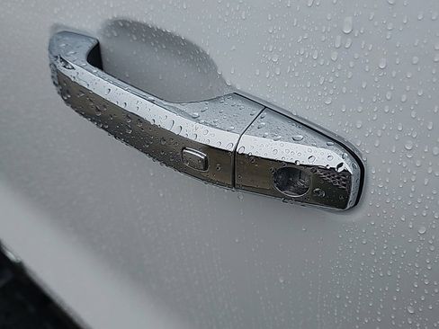 Certified 2025 GMC Canyon Denali image 9