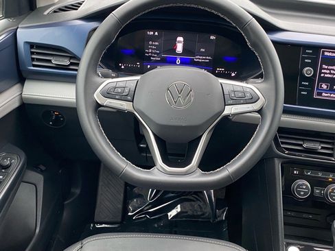 Certified 2024 Volkswagen Taos SE w/ Panoramic Sunroof Package image 3