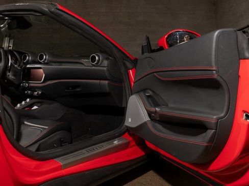 Used 2019 Ferrari Portofino image 27