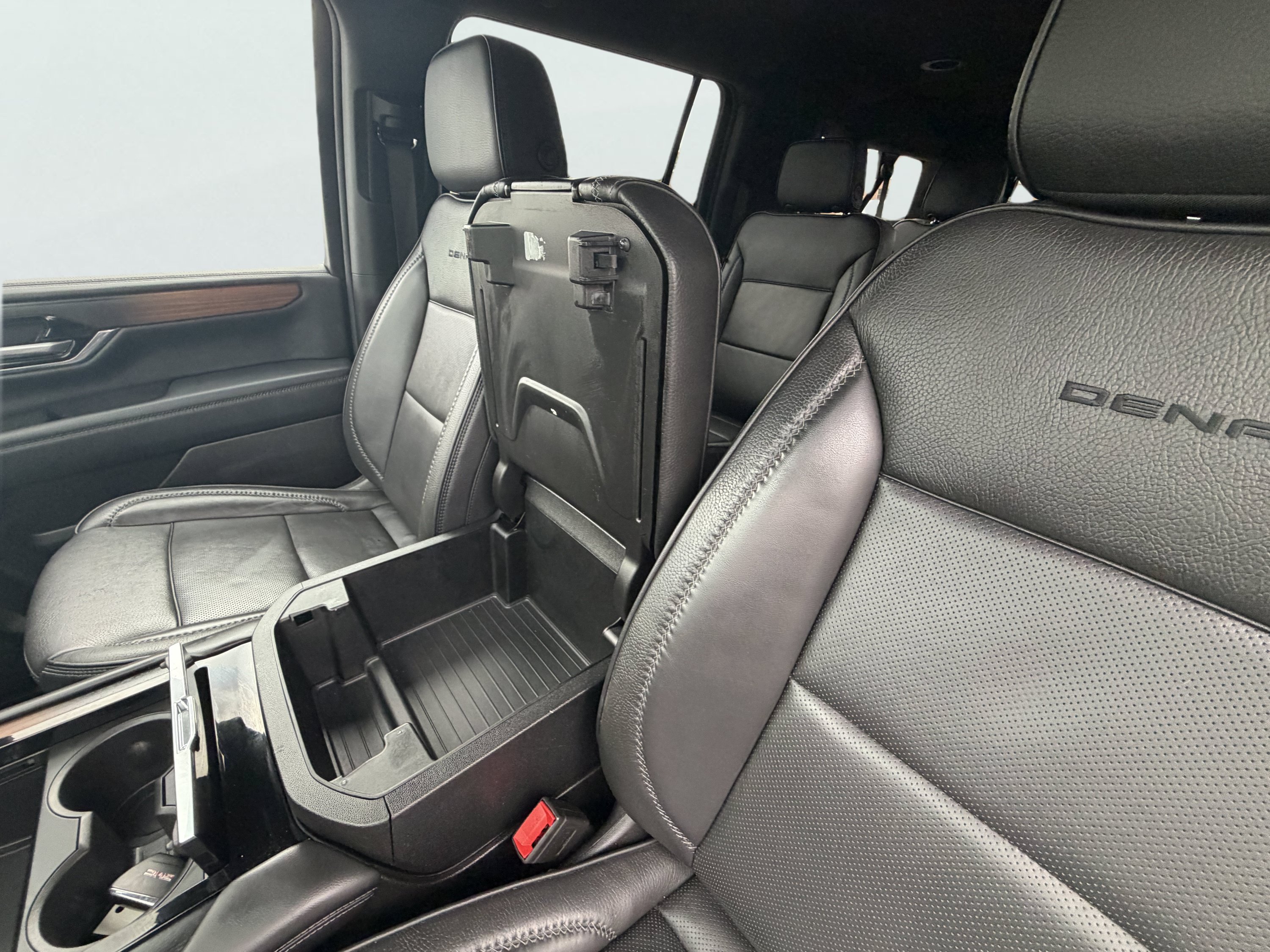 Used 2025 GMC Yukon XL Denali AWD/4WD image 16