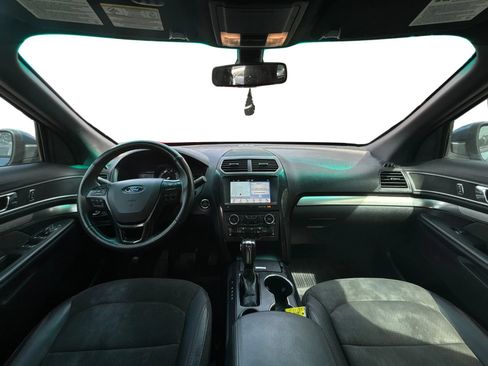 Used 2018 Ford Explorer XLT w/ Equipment Group 202A FWD image 14