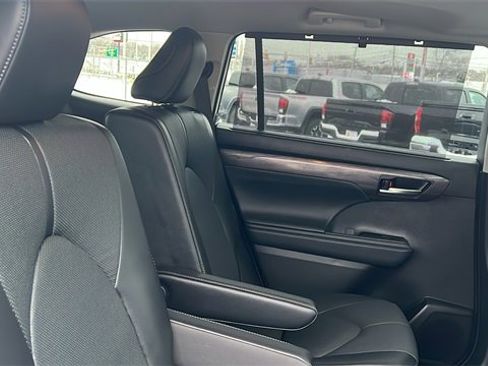 Certified 2025 Toyota Highlander Limited image 31