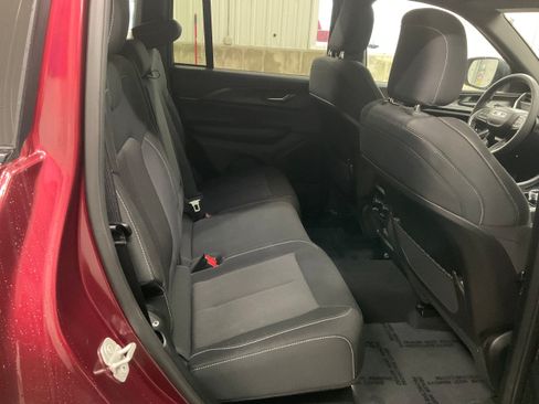Used 2024 Jeep Grand Cherokee Laredo AWD/4WD image 25