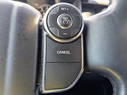 Used 2018 Land Rover Discovery SE image 12