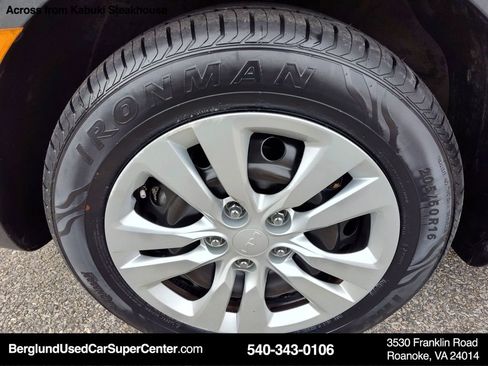 Used 2022 Kia Soul LX image 10