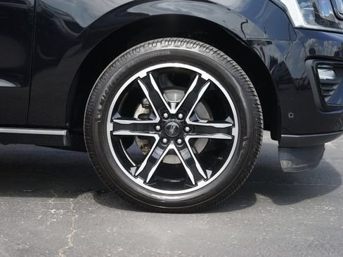 Used 2021 Ford Expedition Limited AWD/4WD image 4
