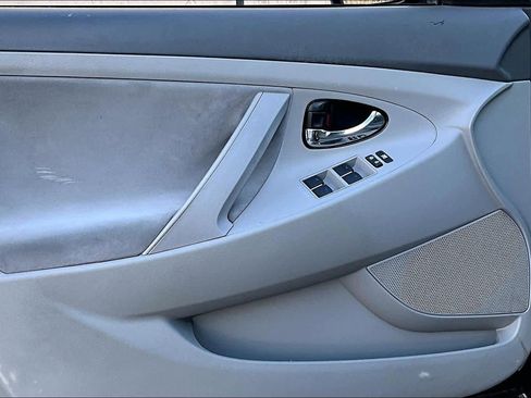 Used 2011 Toyota Camry LE image 21