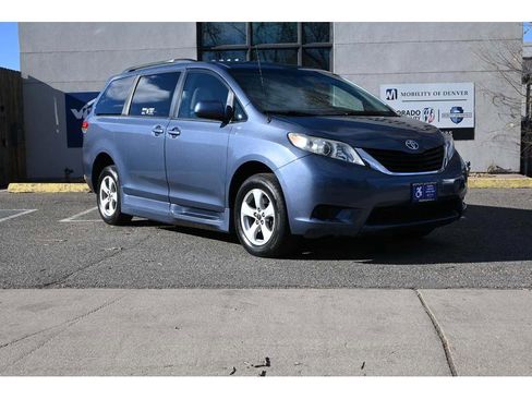 Used 2013 Toyota Sienna LE image 3