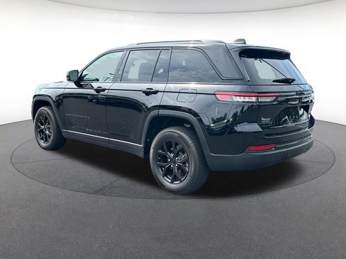 Used 2025 Jeep Grand Cherokee Altitude AWD/4WD image 3