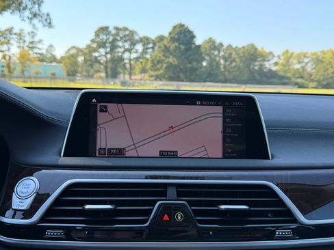 Used 2020 BMW 750i xDrive AWD/4WD image 5