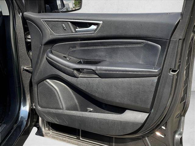 Used 2016 Ford Edge Titanium FWD image 16