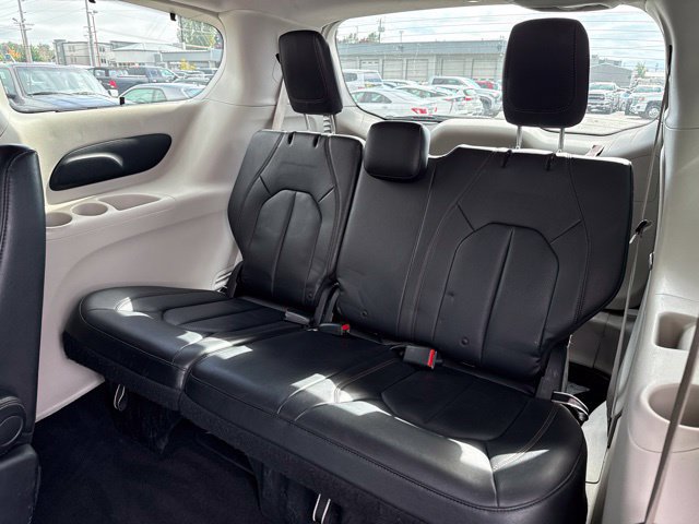 Used 2018 Chrysler Pacifica Touring-L FWD image 17