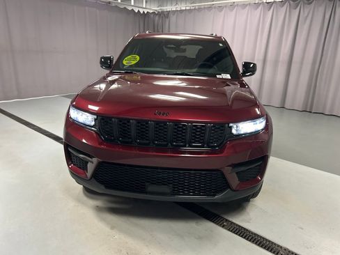 Used 2025 Jeep Grand Cherokee Altitude AWD/4WD image 2