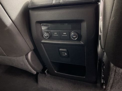 Used 2023 Chevrolet Traverse LT image 9