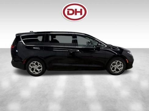 Used 2024 Chrysler Pacifica Limited FWD image 2