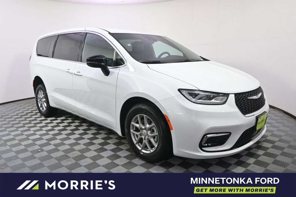 Used 2026 Chrysler Pacifica Select FWD image 9