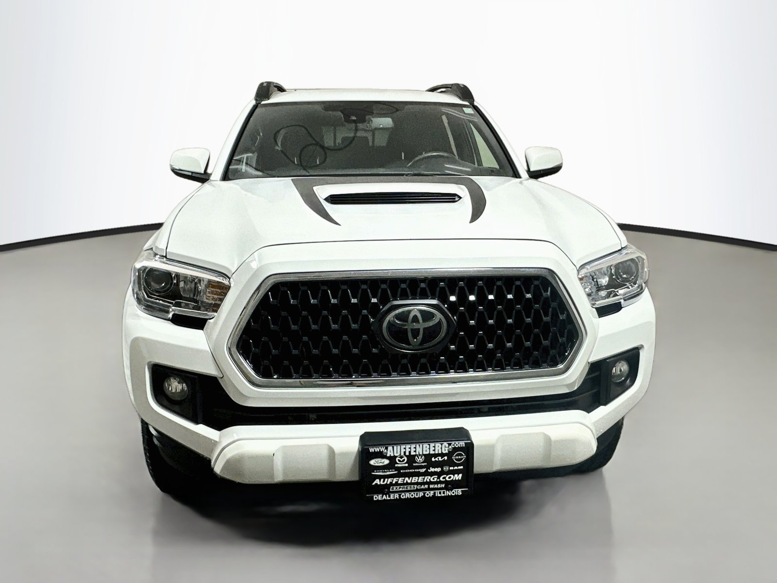 Used 2018 Toyota Tacoma TRD Sport AWD/4WD image 2