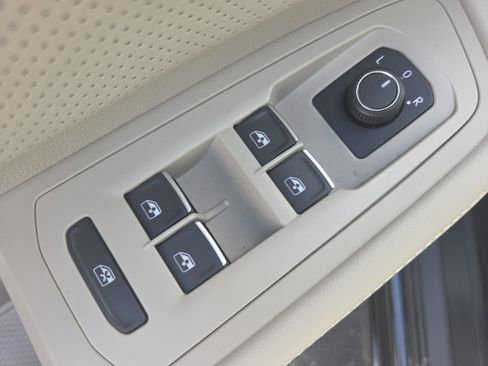 Used 2025 Volkswagen Atlas SE image 27