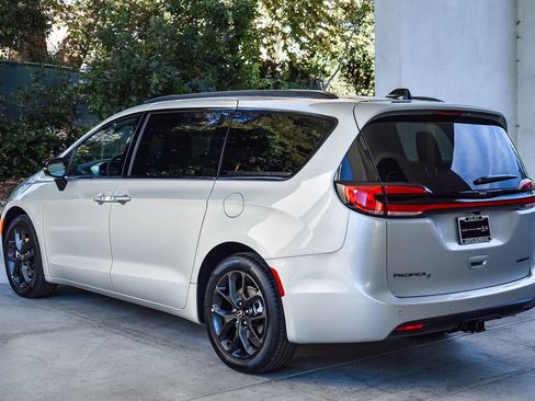 New 2026 Chrysler Pacifica Limited w/ S Appearance Package FWD image 4