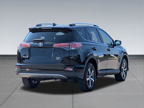 Used 2017 Toyota RAV4 XLE AWD/4WD image 5