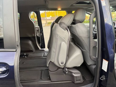 Used 2021 Toyota Sienna XLE w/ XLE Plus Package AWD/4WD image 15