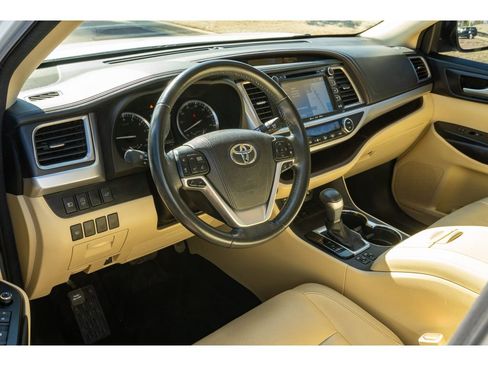 Used 2017 Toyota Highlander XLE image 10