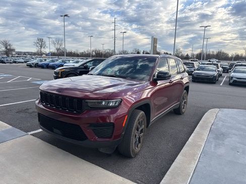 Used 2024 Jeep Grand Cherokee Altitude image 2