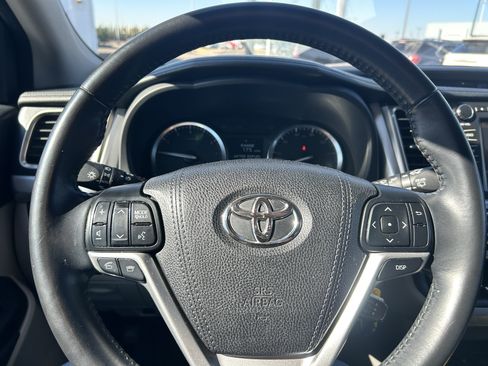 Used 2016 Toyota Highlander Plus AWD/4WD image 17