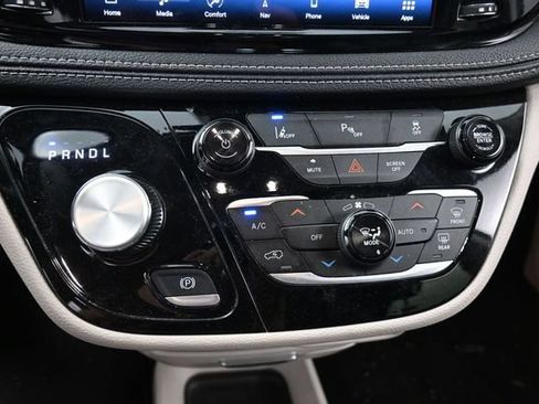 Used 2024 Chrysler Pacifica Limited FWD image 26