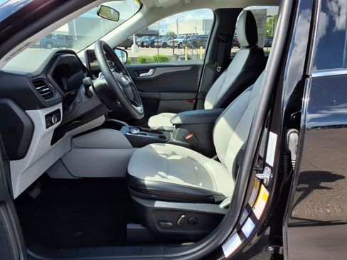 Used 2025 Ford Escape SE w/ Class II Trailer Tow Package image 9