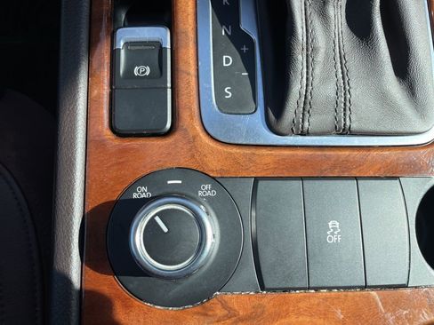 Used 2012 Volkswagen Touareg TDI image 22