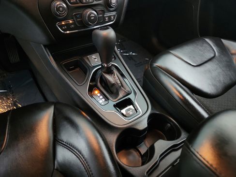 Used 2021 Jeep Cherokee Latitude Plus FWD image 21