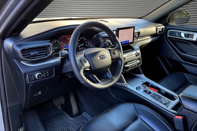 Used 2020 Ford Explorer XLT w/ Equipment Group 202A AWD/4WD image 16
