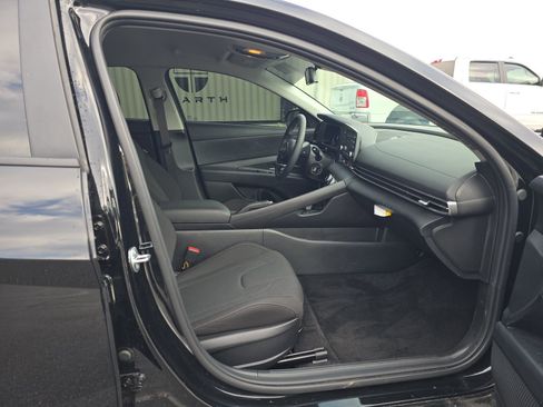 Used 2025 Hyundai Elantra SE FWD image 7