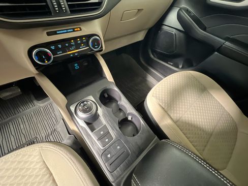 Used 2022 Ford Escape SE w/ SE Sport Appearance Package FWD image 25