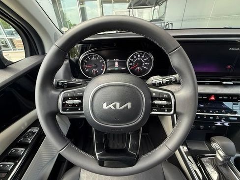 Used 2024 Kia Carnival EX FWD image 23