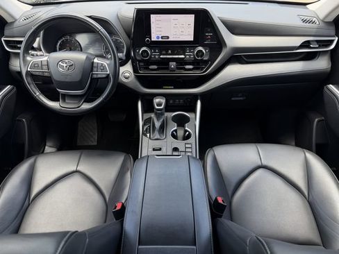 Used 2023 Toyota Highlander XLE FWD image 11