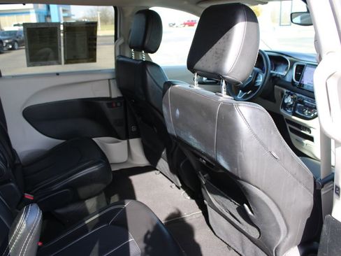 Used 2024 Chrysler Pacifica Touring-L image 31